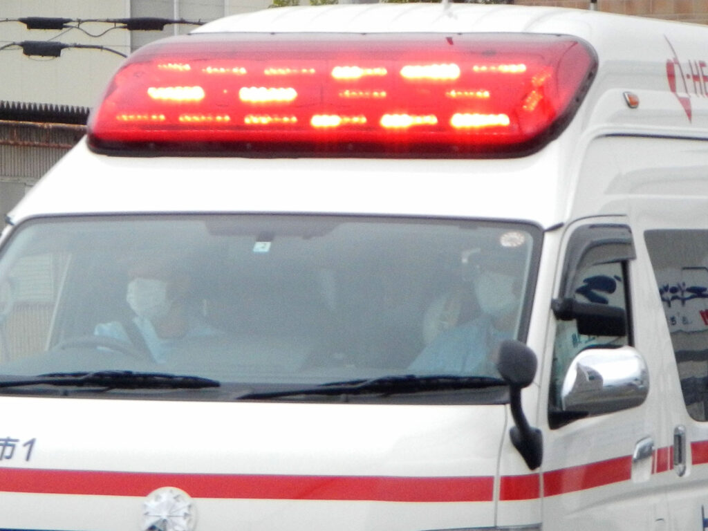 男性死亡…高さ1メートルから転落　トラック荷台から地面に落ちる　夕方前の路上、荷物が落下しないよう固定中　男性が転落した理由は不明、病院で息を引き取る